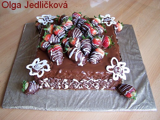 dort čokoládový čtverec s máčenými jahodami